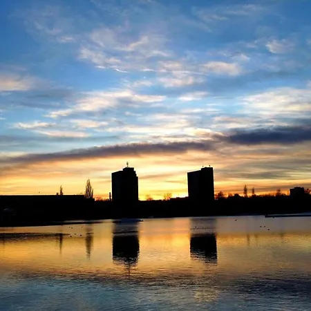 Kakadu Laubegast Wlan Tv Fahrrad * Dresden